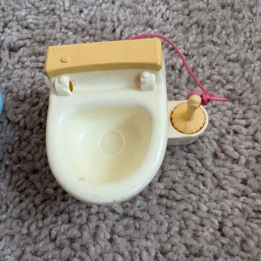 Vtg 2005 Fisher Price Loving Family Toilet & Brush and Mattel Dollhouse Bathtub